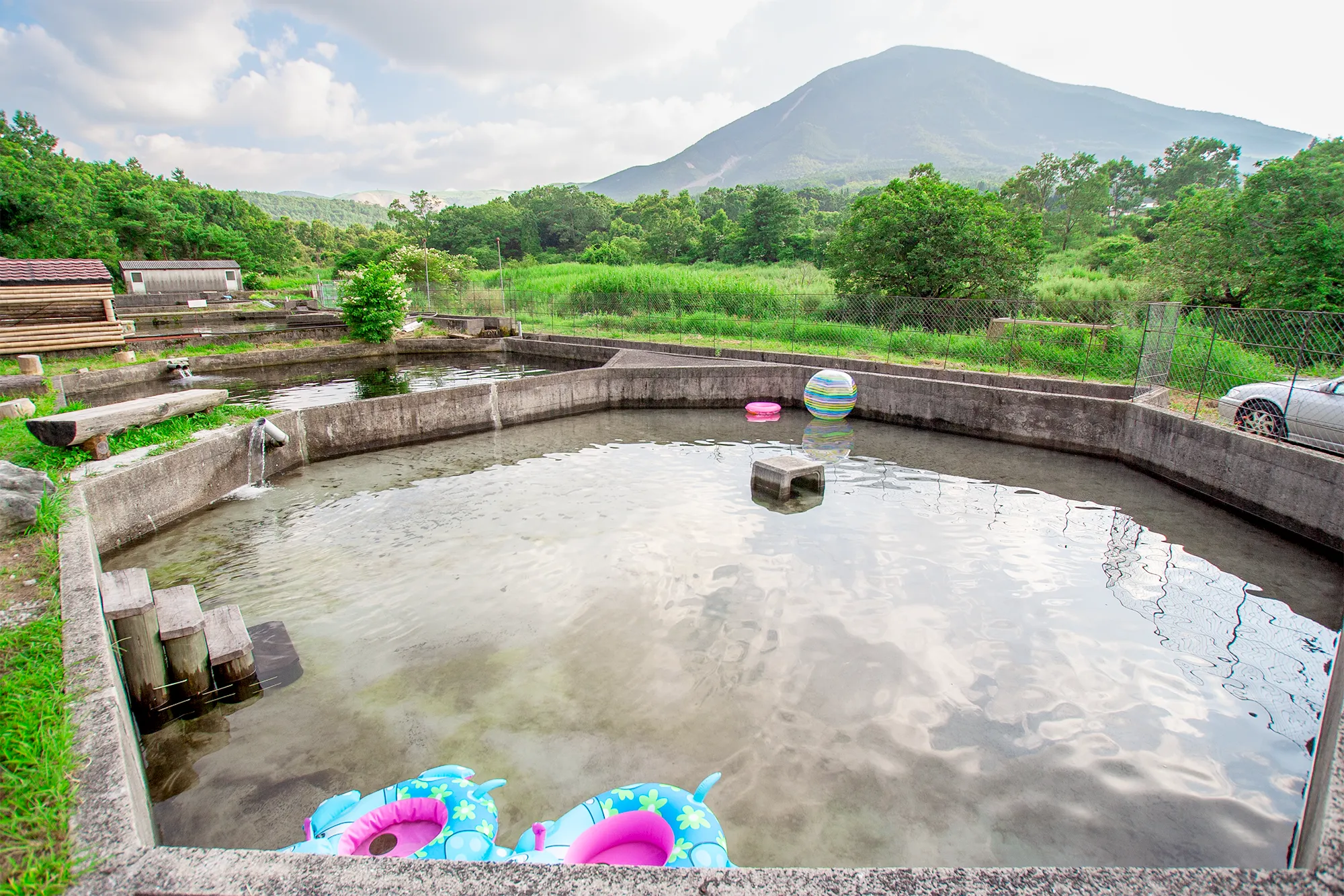 九重高原にある山女魚（ヤマメ）の釣り堀「地蔵原釣り堀センター」夏期限定で子ども用プールでお遊びいただけます！ぜひご家族の皆様でお越しください。